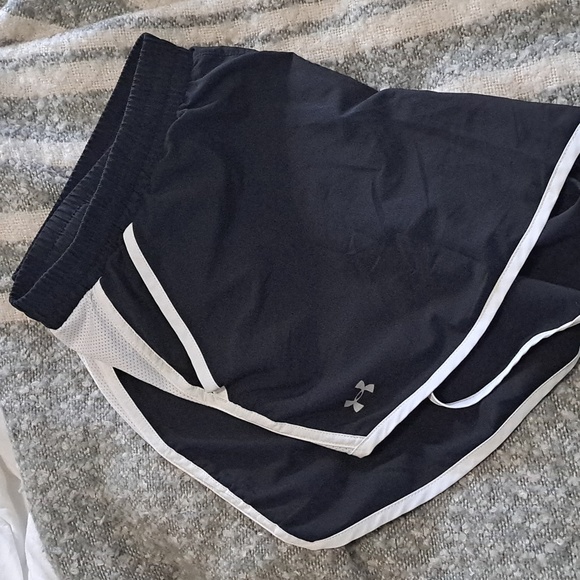 Under Armour Pants - UNDER ARMOUR BLACK EXTRA LARGE SHORTS